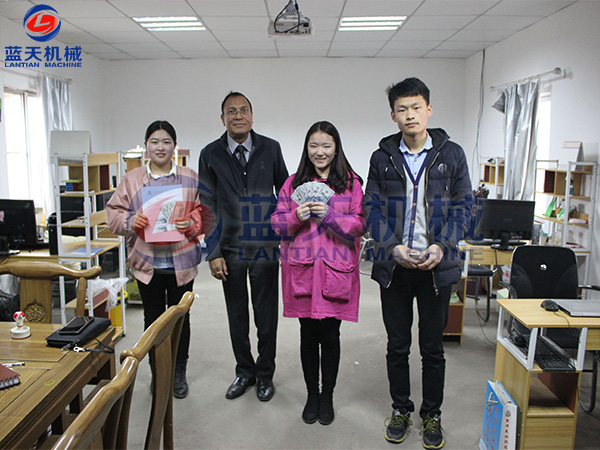 印度客戶現(xiàn)場訂購茶葉烘干機